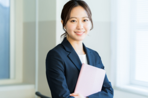 笑顔で明るい表情を見せる40代の女性
