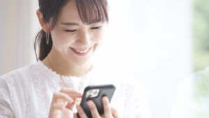 自宅でリラックスしながら電話カウンセリングを受ける女性